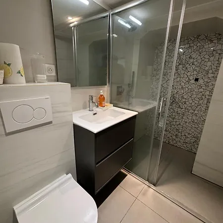 1 Bedroom Flat In Heart Of * Ницца
