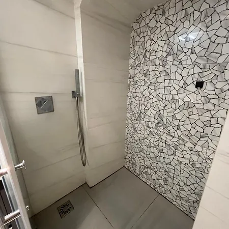1 Bedroom Flat In Heart Of *